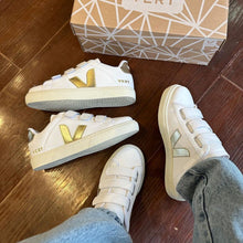 Carregar imagem no visualizador da galeria, TĂȘnis Velcro Branco e Dourado Premium