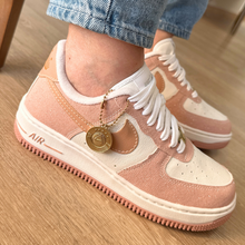 Carregar imagem no visualizador da galeria, TĂȘnis Nike Air Force Jeans Moeda Rosa