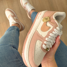 Carregar imagem no visualizador da galeria, TĂȘnis Nike Air Force Jeans Moeda Rosa