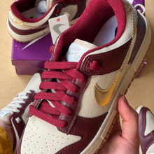 Carregar imagem no visualizador da galeria, Tênis Nike Dunk SB Bordo Ouro Couro Premium