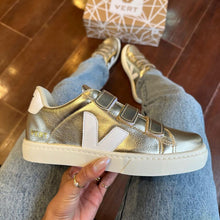 Carregar imagem no visualizador da galeria, TĂȘnis Velcro Dourado e Branco Premium