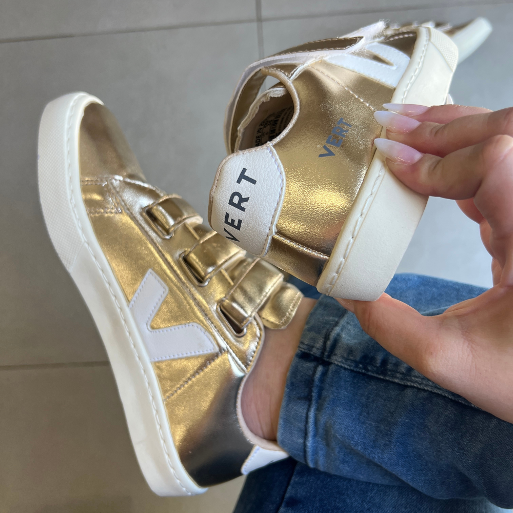 Tênis Velcro Dourado e Branco
