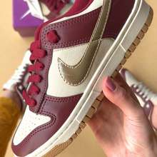 Carregar imagem no visualizador da galeria, Tênis Nike Dunk SB Bordo Ouro Couro Premium