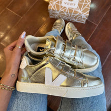 Carregar imagem no visualizador da galeria, TĂȘnis Velcro Dourado e Branco Premium