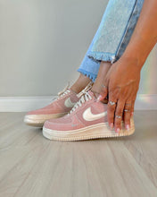 Carregar imagem no visualizador da galeria, TĂȘnis Nike Air Force 1 Flamingo Jeans Rose