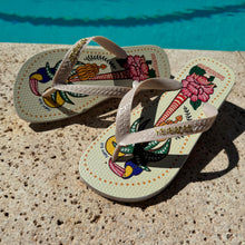 Carregar imagem no visualizador da galeria, Chinelo Havaianas Farm Rio Tucano Amarelo