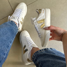 Carregar imagem no visualizador da galeria, Tênis Cadarço Branco e Ouro Premium