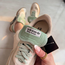 Carregar imagem no visualizador da galeria, Tênis Adidas Samba Wales Bonner Menta