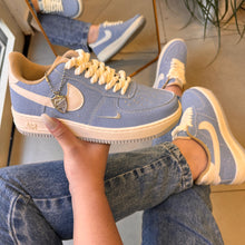 Carregar imagem no visualizador da galeria, Tênis Nike Air Force Azul Jeans Pingente 2.0 Premium