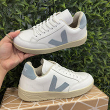 Carregar imagem no visualizador da galeria, Tênis  V-12 Cadarço Branco e Azul Couro Legítimo