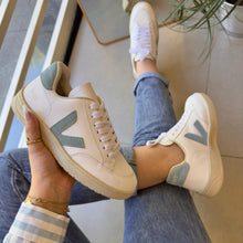 Carregar imagem no visualizador da galeria, Tênis  V-12 Cadarço Branco e Azul Couro Legítimo