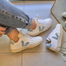 Carregar imagem no visualizador da galeria, Tênis  V-12 Cadarço Branco e Azul Couro Legítimo