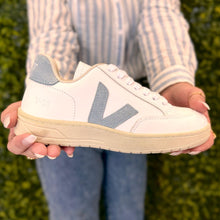 Carregar imagem no visualizador da galeria, Tênis  V-12 Cadarço Branco e Azul Couro Legítimo