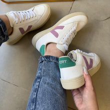Carregar imagem no visualizador da galeria, Tênis  V-12 Cadarço Branco, Roxo e Verde Couro Legítimo