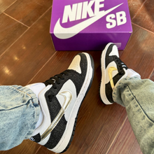 Carregar imagem no visualizador da galeria, Tênis Nike Dunk Low Preto Glíter Jeans Premium
