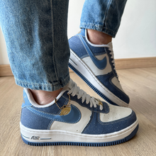 Carregar imagem no visualizador da galeria, Tênis Nike Air Force Jeans Moeda Azul
