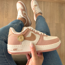 Carregar imagem no visualizador da galeria, Tênis Nike Air Force Jeans Moeda Rosa
