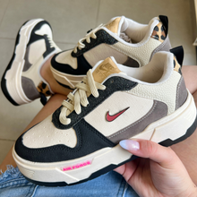 Carregar imagem no visualizador da galeria, Tênis Nike AF1 Plataforma Preto Premium
