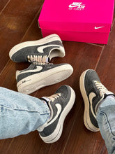 Carregar imagem no visualizador da galeria, Tênis Nike Air Force 1 Jeans Preto Premium
