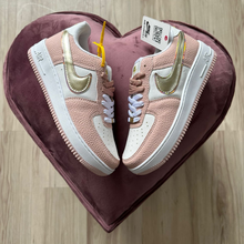 Carregar imagem no visualizador da galeria, Tênis Nike Air Force Rosa Ouro Premium
