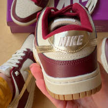 Carregar imagem no visualizador da galeria, Tênis Nike Dunk SB Bordo Ouro Couro Premium
