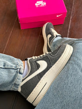 Carregar imagem no visualizador da galeria, Tênis Nike Air Force 1 Jeans Preto Premium
