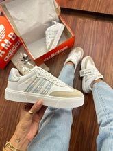 Carregar imagem no visualizador da galeria, Tênis Adidas Samba Prata Holográfico
