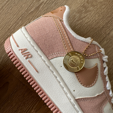 Carregar imagem no visualizador da galeria, Tênis Nike Air Force Jeans Moeda Rosa

