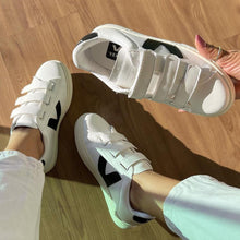 Carregar imagem no visualizador da galeria, Tênis Velcro Branco e Preto Premium

