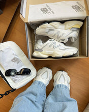 Carregar imagem no visualizador da galeria, Tênis New Balance 9060 Sea Salt Branco Couro Legítimo
