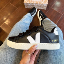 Carregar imagem no visualizador da galeria, Tênis Velcro Preto e Branco Premium
