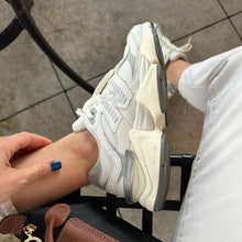 Carregar imagem no visualizador da galeria, Tênis New Balance 9060 Sea Salt Branco Couro Legítimo
