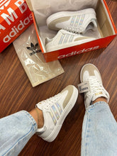 Carregar imagem no visualizador da galeria, Tênis Adidas Samba Prata Holográfico
