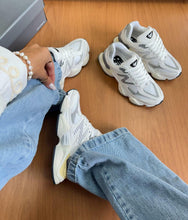 Carregar imagem no visualizador da galeria, Tênis New Balance 9060 Sea Salt Branco Couro Legítimo
