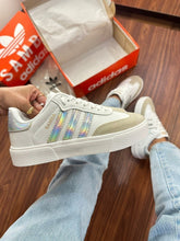 Carregar imagem no visualizador da galeria, Tênis Adidas Samba Prata Holográfico
