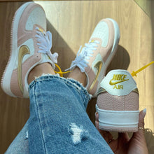 Carregar imagem no visualizador da galeria, Tênis Nike Air Force Rosa Ouro Premium
