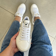 Carregar imagem no visualizador da galeria, Tênis Cadarço Branco e Prata Premium
