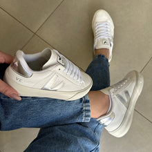 Carregar imagem no visualizador da galeria, Tênis Cadarço Branco e Prata Premium
