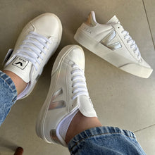 Carregar imagem no visualizador da galeria, Tênis Cadarço Branco e Prata Premium
