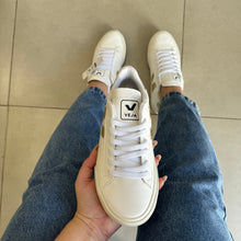 Carregar imagem no visualizador da galeria, Tênis Cadarço Branco e Ouro Premium
