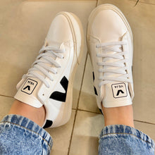 Carregar imagem no visualizador da galeria, Tênis Cadarço Branco e Preto Premium
