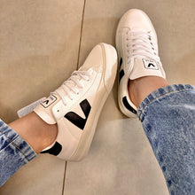 Carregar imagem no visualizador da galeria, Tênis Cadarço Branco e Preto Premium
