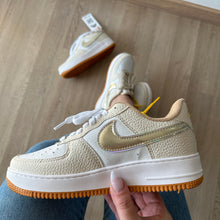 Carregar imagem no visualizador da galeria, Tênis Nike Air Force Croco Ouro Premium

