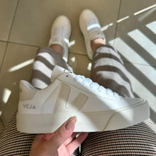 Carregar imagem no visualizador da galeria, Tênis Veja Cadarço Branco Bege Premium
