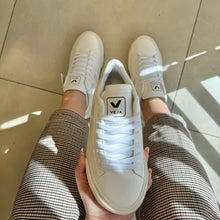 Carregar imagem no visualizador da galeria, Tênis Veja Cadarço Branco Bege Premium
