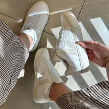 Carregar imagem no visualizador da galeria, Tênis Veja Cadarço Branco Bege Premium
