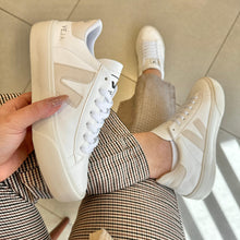 Carregar imagem no visualizador da galeria, Tênis Veja Cadarço Branco Bege Premium
