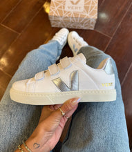 Carregar imagem no visualizador da galeria, Tênis Velcro Branco e Prata Premium
