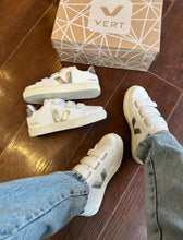 Carregar imagem no visualizador da galeria, Tênis Velcro Branco e Prata Premium
